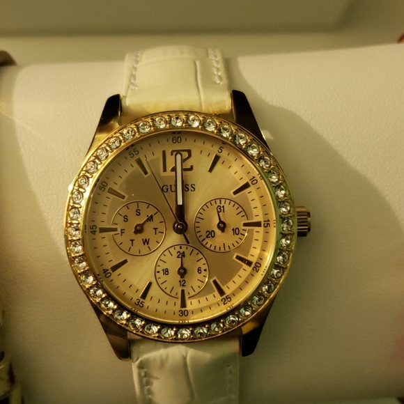 NWOT Guess watch brand new - Picture 4 of 4